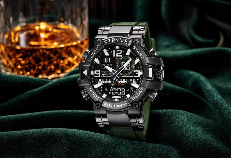 Pode incluir: Um robusto rel&oacute;gio de pulso anal&oacute;gico-digital com bisel preto e bracelete de silicone verde-azeitona. O mostrador apresenta a marca STRYVE, grandes algarismos brancos, v&aacute;rios submostradores e bot&otilde;es com as etiquetas LIGHT, START, MODE e RESET.