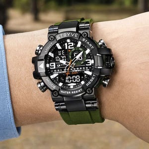 Pode incluir: Um rel&oacute;gio de pulso anal&oacute;gico-digital preto e verde-oliva com caixa redonda e o texto STRYVE, LIGHT, START, MODE, RESET e WATER RESIST. O mostrador exibe marcadores de hora brancos, uma leitura digital e uma pulseira de silicone verde.