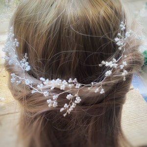 Schlichte und zierliche weiße Haarranke Minimalistisches Hochzeitshaarteil Braut Haarschmuck floraler Brautkranz Silberne Schleierkrautkrone Bild 3