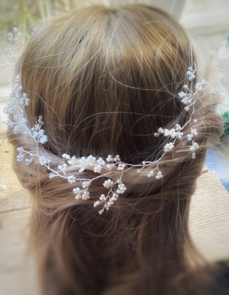 Schlichte und zierliche weiße Haarranke Minimalistisches Hochzeitshaarteil Braut Haarschmuck floraler Brautkranz Silberne Schleierkrautkrone Bild 3