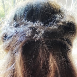 Schlichte und zierliche weiße Haarranke Minimalistisches Hochzeitshaarteil Braut Haarschmuck floraler Brautkranz Silberne Schleierkrautkrone Bild 10