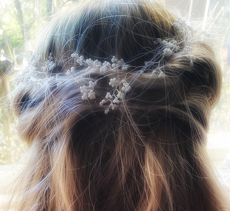 Schlichte und zierliche weiße Haarranke Minimalistisches Hochzeitshaarteil Braut Haarschmuck floraler Brautkranz Silberne Schleierkrautkrone Bild 10