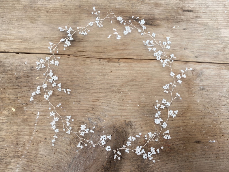 Simple and dainty White hair vine Minimalist Wedding Hair piece Bridal Hair Accessory floral Bridal Wreath Silver gypsophila crown zdjęcie 5