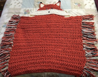 Manta de zorro con capucha de crochet hecha a mano: ideal para usar y un regalo acogedor.