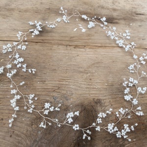 Schlichte und zierliche weiße Haarranke Minimalistisches Hochzeitshaarteil Braut Haarschmuck floraler Brautkranz Silberne Schleierkrautkrone Bild 4