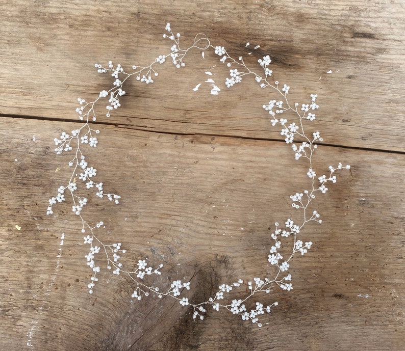 Schlichte und zierliche weiße Haarranke Minimalistisches Hochzeitshaarteil Braut Haarschmuck floraler Brautkranz Silberne Schleierkrautkrone Bild 1