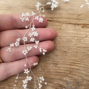 Schlichte und zierliche weiße Haarranke Minimalistisches Hochzeitshaarteil Braut Haarschmuck floraler Brautkranz Silberne Schleierkrautkrone Bild 9