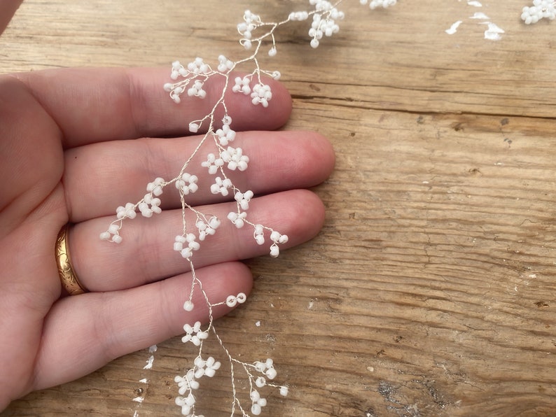 Schlichte und zierliche weiße Haarranke Minimalistisches Hochzeitshaarteil Braut Haarschmuck floraler Brautkranz Silberne Schleierkrautkrone Bild 9