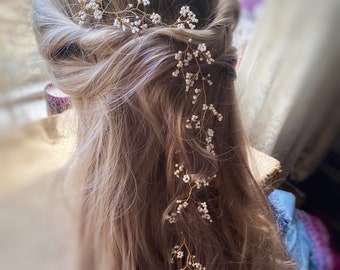 Simple and dainty White hair vine | Minimalist Wedding Hair piece | Bridal Hair Accessory | floral Bridal Wreath | Gold Wedding Hair Crown