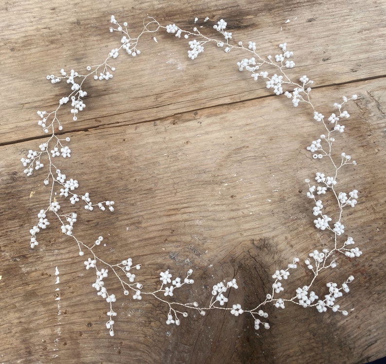 Schlichte und zierliche weiße Haarranke Minimalistisches Hochzeitshaarteil Braut Haarschmuck floraler Brautkranz Silberne Schleierkrautkrone Bild 7