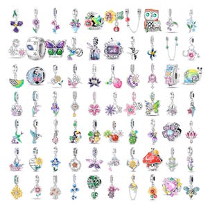 Puede incluir: Una colección de dijes de metal en tono plateado con diversos diseños inspirados en la naturaleza, incluyendo mariposas, flores, pájaros, búhos, caracoles y hongos, muchos con esmalte de colores y pequeñas piedras transparentes.