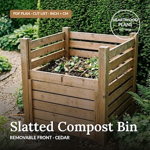 Pode incluir: Um contentor de compostagem quadrado com ripas de madeira de cedro castanho claro, com um painel frontal removível e um topo aberto preenchido com matéria orgânica. O texto na imagem diz: PDF PLAN - CUT LIST - INCH + CM, HEARTWOOD PLANS EST 2026, Slatted Compost Bin, REMOVABLE FRONT - CEDAR.