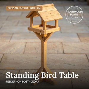 Könnte beinhalten: Ein hellbrauner hölzerner Vogeltisch mit Giebeldach, quadratischer Futterplattform und einem zentralen Pfosten auf einem vierbeinigen Sockel. Der Text auf dem Bild lautet: PDF PLAN - CUT LIST - INCH + CM, HEARTWOOD PLANS EST - 2026, Standing Bird Table.