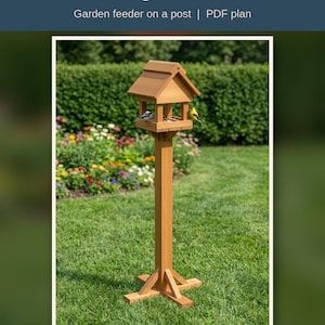 Puede incluir: Una mesa para pájaros de madera de color marrón claro con techo a dos aguas y bandeja de alimentación central. La estructura se apoya sobre una base de cuatro patas. El texto dice: Standing Bird Table, Garden feeder on a post, PDF plan, 27,94 cm, 164,15 cm.