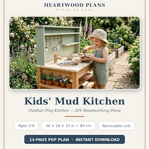 Op de afbeelding: Een houten modderkeuken met een saliegroene achterwand, ophanghaken, een kraan en een uitneembare metalen spoelbak. De structuur bevat een onderste plank met vier kleine terracotta potjes. Tekst: Kids' Mud Kitchen, 84 cm.