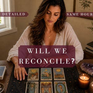 Puede incluir: Una lectura de cartas de tarot con seis cartas dispuestas sobre un tapete celestial oscuro. Las cartas son El Sol, La Estrella, La Luna, La Sacerdotisa, Los Enamorados y El Mundo. El texto superpuesto dice DETAILED, SAME HOUR y WILL WE RECONCILE?