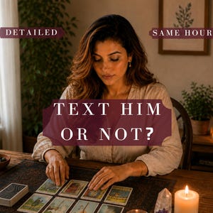 Pode incluir: Uma sessão de leitura de cartas de tarot com oito cartas espalhadas sobre um tapete escuro. O texto diz DETAILED, SAME HOUR e TEXT HIM OR NOT? Uma vela branca acesa, um cristal e uma tigela com bagas escuras estão na mesa.