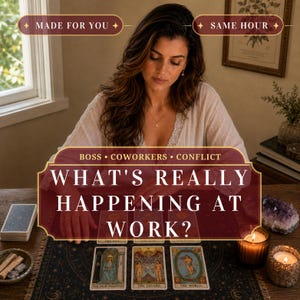 Op de afbeelding: Een tarotkaartopstelling op een donkere mat met hemelse patronen, met zes uitgestalde kaarten, een stapel kaarten, twee brandende kaarsen en een ruwe amethistkristal. De tekst luidt: MADE FOR YOU, SAME HOUR, BOSS COWORKERS CONFLICT, WHAT'S REALLY HAPPENING AT WORK?