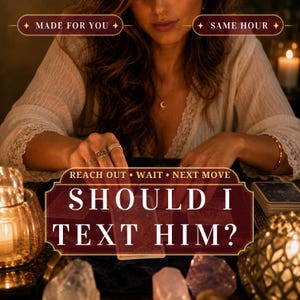 Puede incluir: Una sesión de lectura de cartas del tarot sobre una tela oscura con cartas, cristales y velas. El texto dice: MADE FOR YOU, SAME HOUR, REACH OUT • WAIT • NEXT MOVE y SHOULD I TEXT HIM? Se observan anillos dorados y una prenda superior blanca.