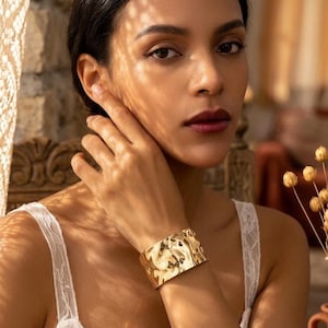 Manchette Dorée Chic. Affirmez votre style avec ce bracelet ouvert au design unique et luxueux. L'accessoire tendance d'inspiration !