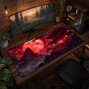 Könnte beinhalten: Eine rechteckige Schreibtischunterlage mit einer lebendigen Illustration eines traditionellen japanischen Tempels in einer Berglandschaft unter einem großen, leuchtend roten Mond. Das Bild zeigt dunkle Baum-Silhouetten und rote Laternen.