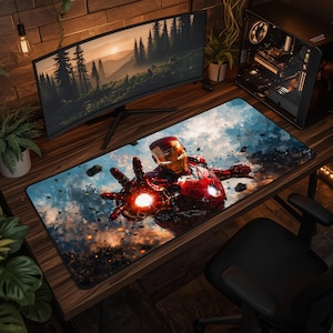 Può includere: Un tappetino da scrivania rettangolare con una grafica ad alta risoluzione di Iron Man in tuta rossa e oro, con un raggio repulsore luminoso dal palmo, su uno sfondo dinamico di nuvole, fumo e detriti su una superficie scura.