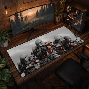 Può includere: Un tappetino da scrivania rettangolare con una stampa grafica di diversi stormtrooper in armatura bianca con accenti rossi. I soldati sono raffigurati in formazione di gruppo, mentre impugnano blaster su uno sfondo grigio nuvoloso con bordo nero.
