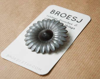 Grey Flower Brooch Pin Plastic Vintage Daisy