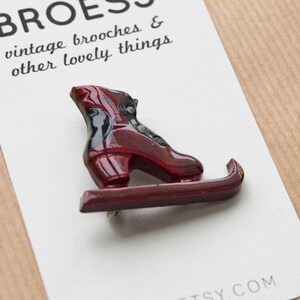 Ice Skate Brooch Plastic Bordeaux image 3