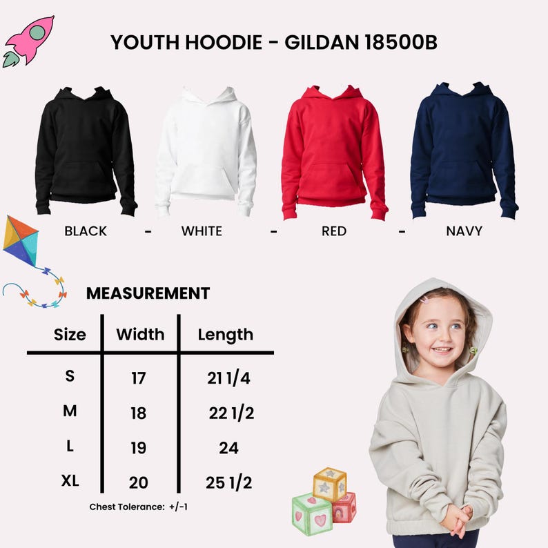 Op de afbeelding: Een Gildan 18500B hoodie voor jongeren verkrijgbaar in zwart, wit, rood en marineblauw. De afbeelding bevat een maattabel met breedte- en lengtematen in inches voor de maten S, M, L en XL, met een borsttolerantie van +/- 1 inch.