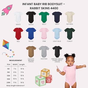 Op de afbeelding: Baby rib rompertjes van Rabbit Skins 4400 in diverse kleuren zoals wit, zwart, kelly, marine, naturel, rood, royal, roze, lichtblauw, bosgroen, coyote bruin, heather en vintage smoke, met een maattabel in inches en een afbeelding van een baby.