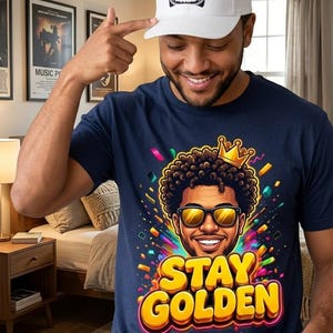 Peut inclure: Une casquette de baseball blanche avec le texte STAY PAID et un motif de diamant, associée à un t-shirt bleu marine arborant un graphique coloré d'une personne portant des lunettes de soleil et une couronne, avec le texte STAY GOLDEN.
