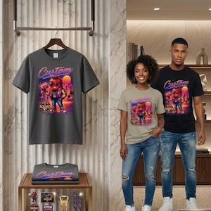 Peut inclure: Un t-shirt gris foncé, un t-shirt beige et un t-shirt noir avec un motif de personnage de dessin animé portant des lunettes et une veste, tenant une cassette, avec le texte Custom et Squad 87 sur un fond de ville au coucher du soleil.