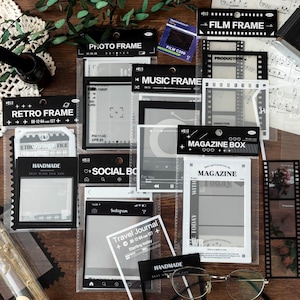 Peut inclure: Une collection d'autocollants transparents présentant divers motifs graphiques en noir et blanc, notamment des cadres de film, des interfaces de lecteur de musique, des mises en page de magazines et des modèles de réseaux sociaux, sous emballage plastique.