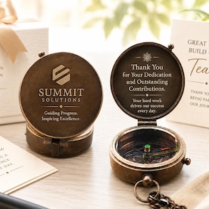 Peut inclure: Une boussole ronde en laiton de style ancien avec un couvercle à charnière. L'extérieur du couvercle porte le texte Summit Solutions, Guiding Progress, Inspiring Excellence. L'intérieur indique Thank You for Your Dedication and Outstanding Contributions.