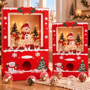 Op de afbeelding: Twee rode houten kerst-aftelboxen met een sneeuwpop, miniatuurdennenbomen en geschenkdoosjes in een verlicht displayvenster. De voorpanelen zijn versierd met witte sneeuwvlokken, een sneeuwpop en een kerstboomafbeelding.