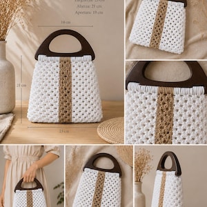 Puede incluir: Un bolso de macram&eacute; con cord&oacute;n anudado en blanco y beige y un asa semicircular de madera marr&oacute;n oscuro. El bolso mide 23 cm de ancho, 21 cm de alto y tiene una abertura de 19 cm. El dise&ntilde;o presenta una franja vertical beige en el centro.