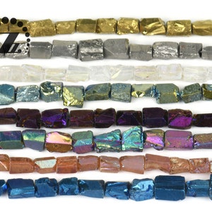 Puede incluir: Surtido de cuentas de piedras preciosas en bruto, naturales e iridiscentes en varios colores, incluyendo oro, plata, blanco, verde, morado, azul y rosa. Las cuentas son todas de forma rectangular con bordes ásperos.