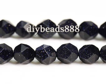 Pode incluir: Um fio de contas de pedra preciosa facetadas de cor azul escuro. As contas são redondas e têm um aspeto salpicado.