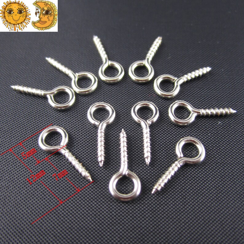 Puede incluir: Diez ganchos de ojal de tornillo de plata con un anillo de 7 mm de di&aacute;metro. Los ganchos miden aproximadamente 1,2 cm de largo.