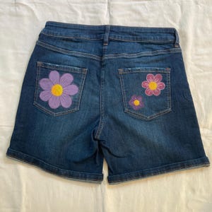 Pantalones cortos vaqueros pintados a mano, únicos en su clase.