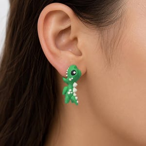 Brincos de dinossauro verde, brincos fofos de dinossauro mordendo a orelha, joias de T-Rex impressas em 3D, presente jurássico divertido para amantes de dinossauros.