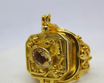 Anello "Veleno" placcato oro 18 carati, con citrino ovale, in ottone e con scomparto segreto.