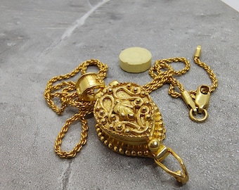 Collana vintage con medaglione in ottone placcato oro: scomparto segreto, ciondolo in stile gotico