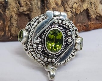 Anello vintage con scomparto segreto in pietra preziosa verde, gioiello in filigrana d'argento ossidato, anello gotico vittoriano di grande impatto