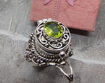 Anello con scomparto segreto in peridoto, anello con medaglione in ottone placcato argento, gioiello del tesoro del veleno