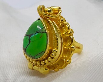 Anello a forma di veleno con turchese verde placcato oro 18 carati, gioiello vintage di tendenza.