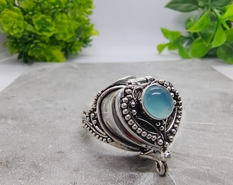 Anello in calcedonio blu placcato argento, con scomparto segreto e porta profumo (fatto a mano)