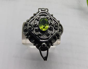 Anello velenoso in rodio nero con peridoto verde, anello vintage con scomparto segreto, gioiello gotico vittoriano, regalo da strega per lei