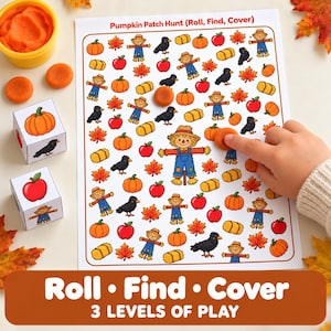 Op de afbeelding: Een Pumpkin Patch Hunt spelblad met de tekst Roll, Find, Cover, voorzien van illustraties van vogelverschrikkers, pompoenen, appels, kraaien en hooibalen. Inclusief twee witte dobbelstenen met bijpassende iconen en een gele pot met oranje klei.